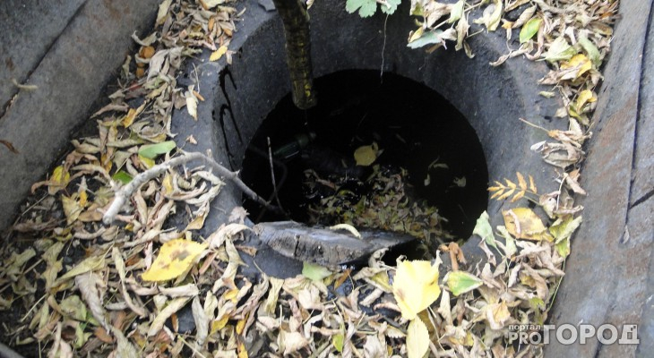 В Сормовском районе траншею затопило неизвестной черной жидкостью