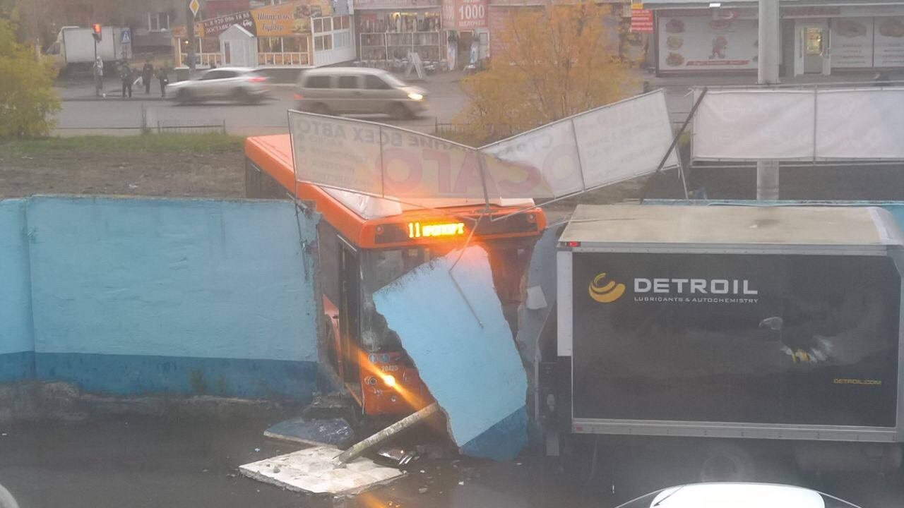 В Нижнем Новгороде пассажирский автобус протаранил бетонный забор