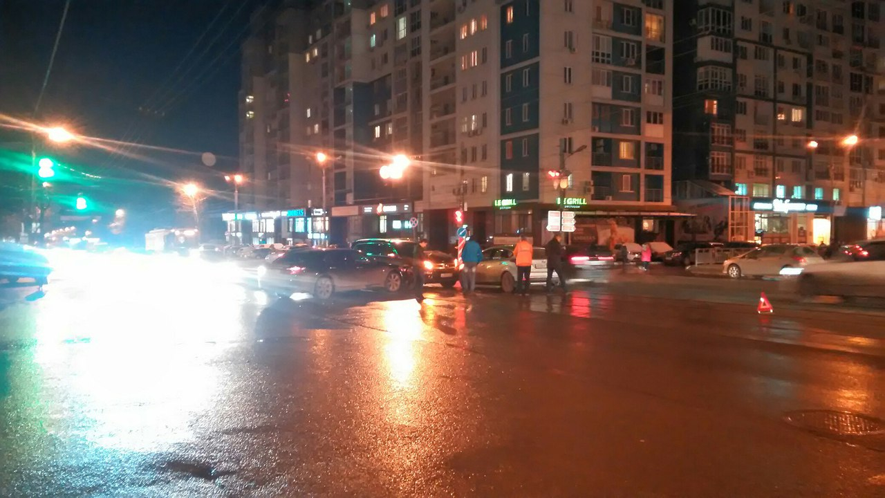 В центре Нижнего авария на трамвайных путях парализовала движение транспорта