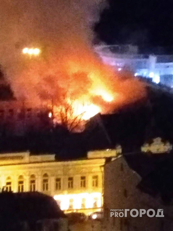 Пожар на площади Маркина: полыхает здание рядом с ночным клубом (фото)