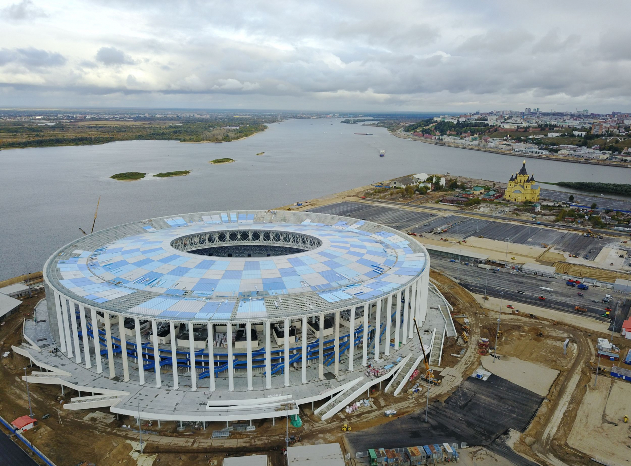 В Нижнем Новгороде на стадионе завершили прошивку газона