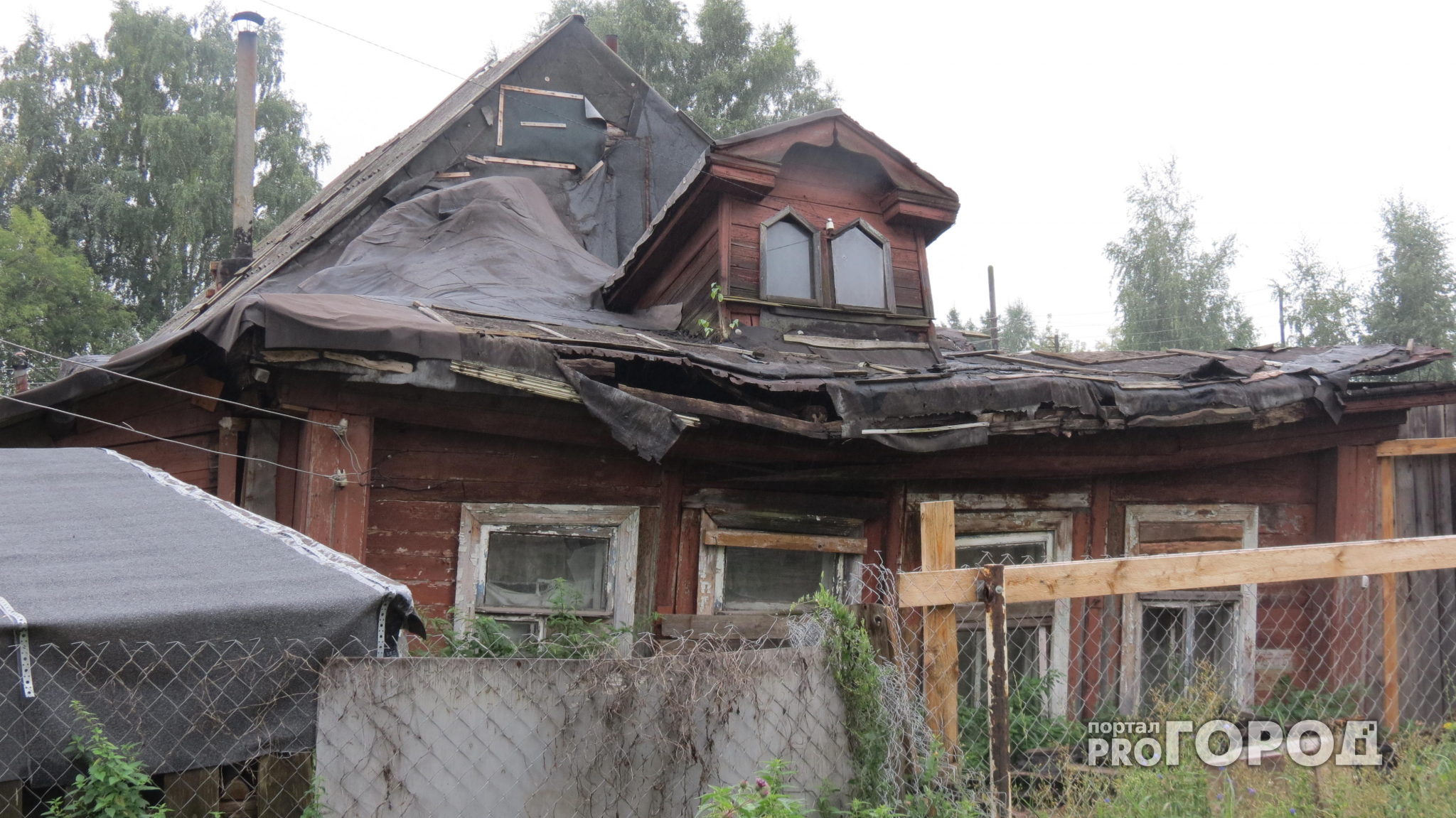 В Нижнем рухнувший дом, где живет больной малыш, не признают аварийным (ФОТО)