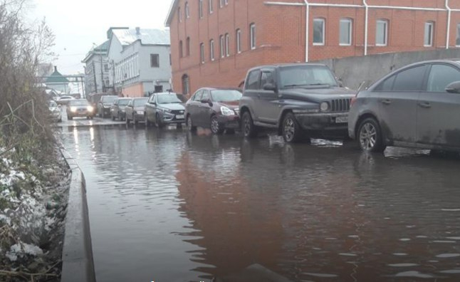 В Нижнем Новгороде улицу Стрелку затопило сразу после ремонта‍