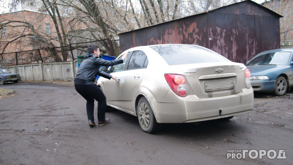 Нижегородку ограбили во время чистки машины от снега