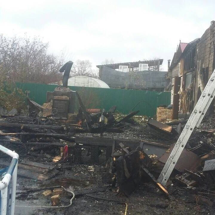 Нижегородская семья с инвалидом наблюдала, как пожарные тушили их дом (ФОТО)