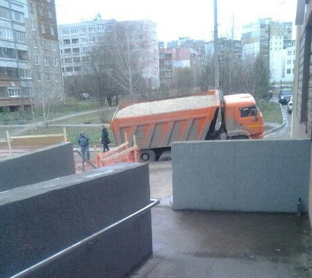 Ещё один "КамАЗ" провалился под асфальт в Нижнем Новгороде