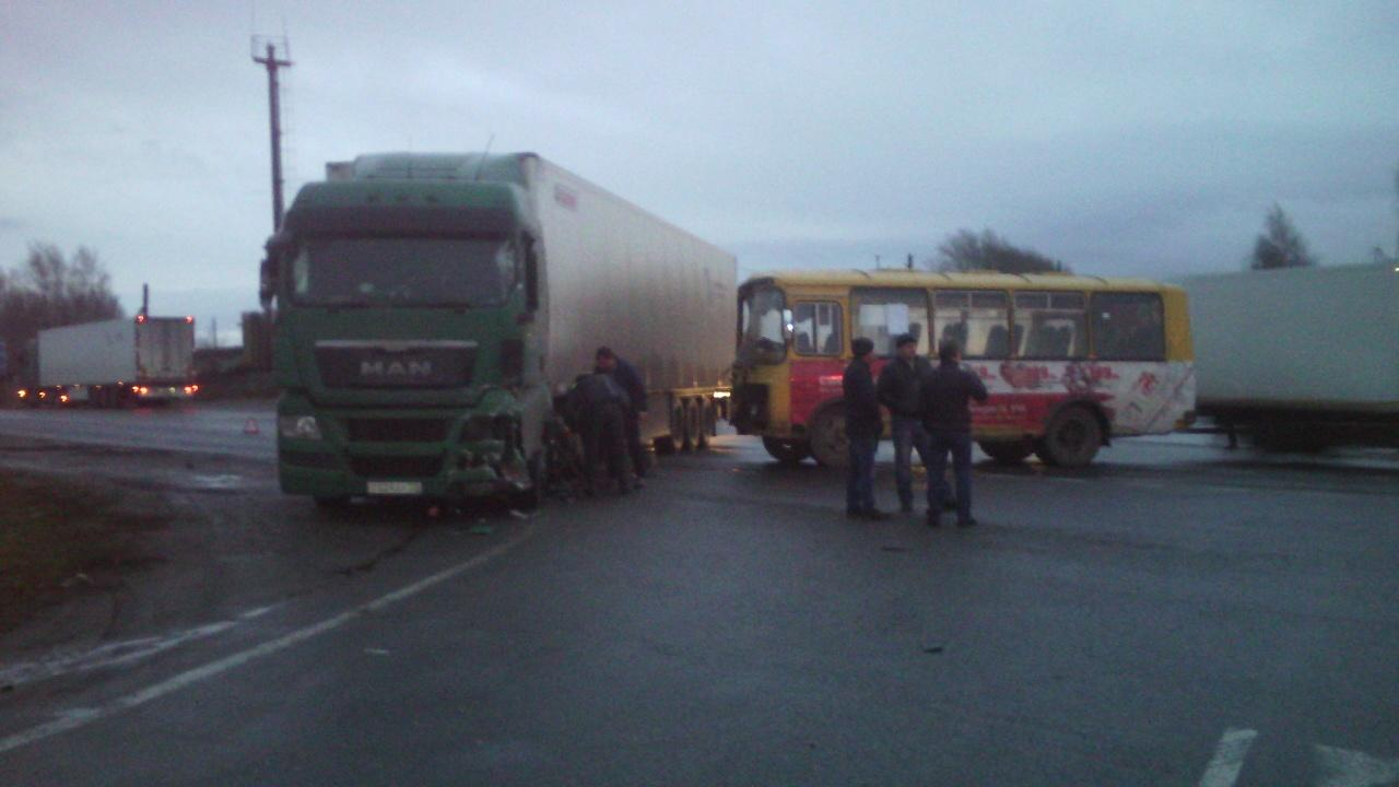 В Нижегородской области фура протаранила автобус с пассажирами: есть пострадавшие (ФОТО)