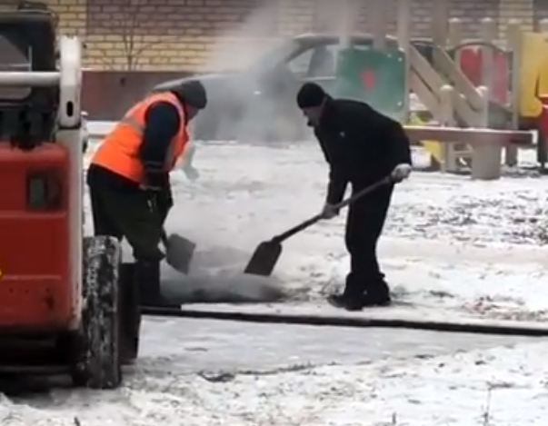 Классика жанра: в Сарове рабочие дождались снега и начали укладывать асфальт (ВИДЕО)