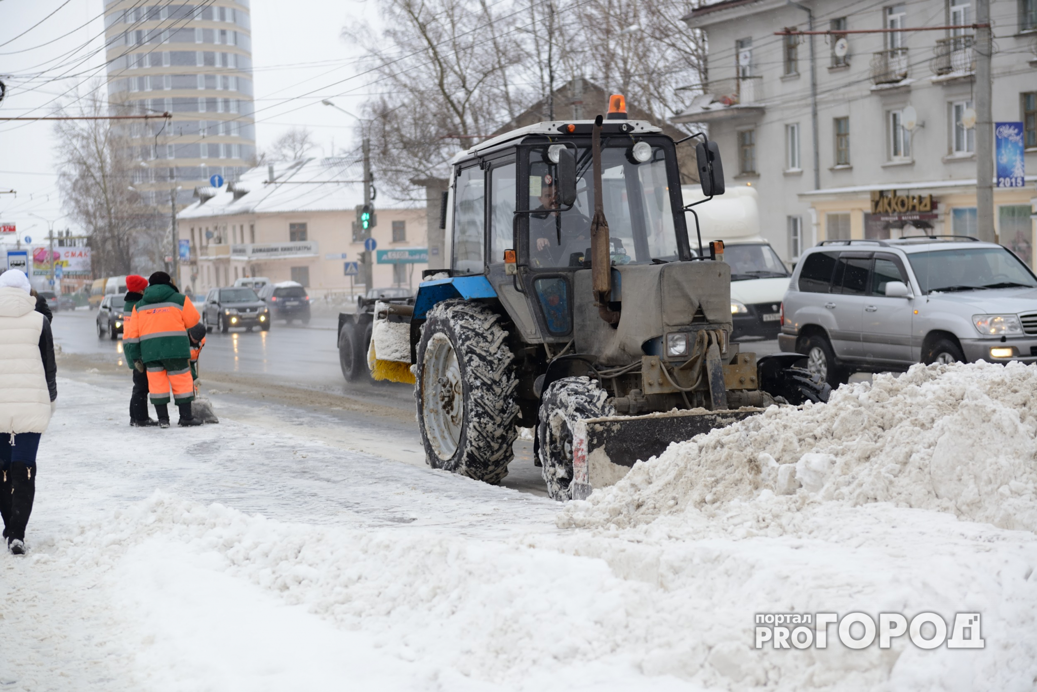 Улицы Нижнего очищают от снега более 2 тысяч дворников и 420 единиц техники