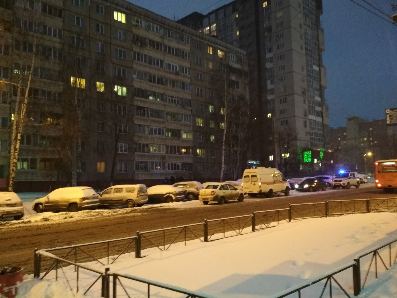 В Нижнем Новгороде женщина выпала из окна многоэтажки (ФОТО)