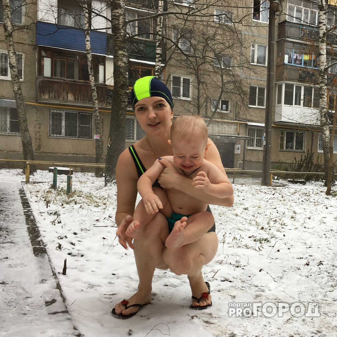 Нижегородка закаляет своего ребенка посреди людной улицы в Дзержинске