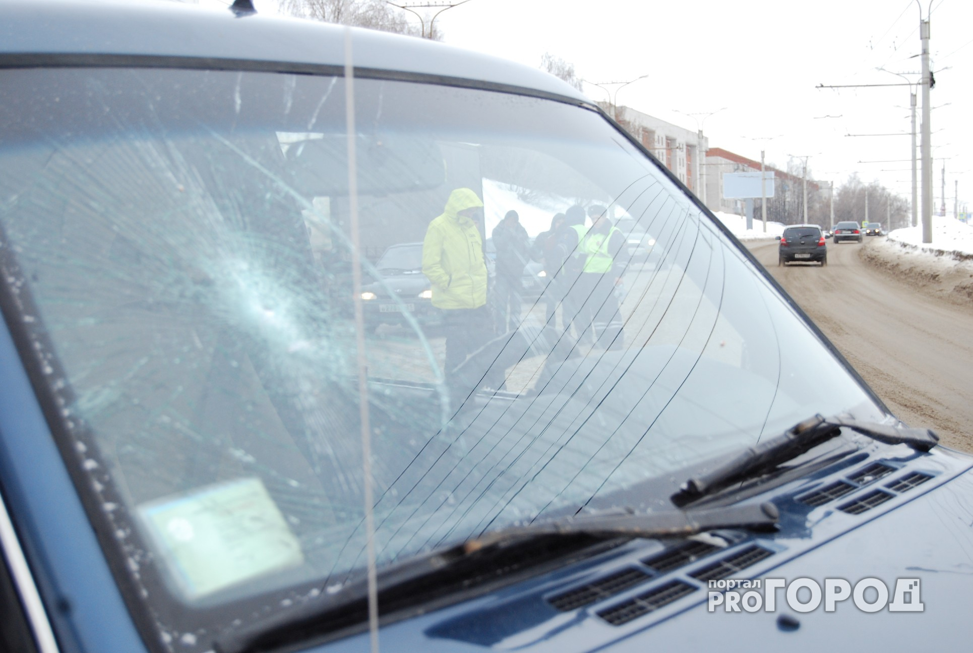 В Дзержинске внедорожник влетел в дерево: пострадали водитель и двое детей
