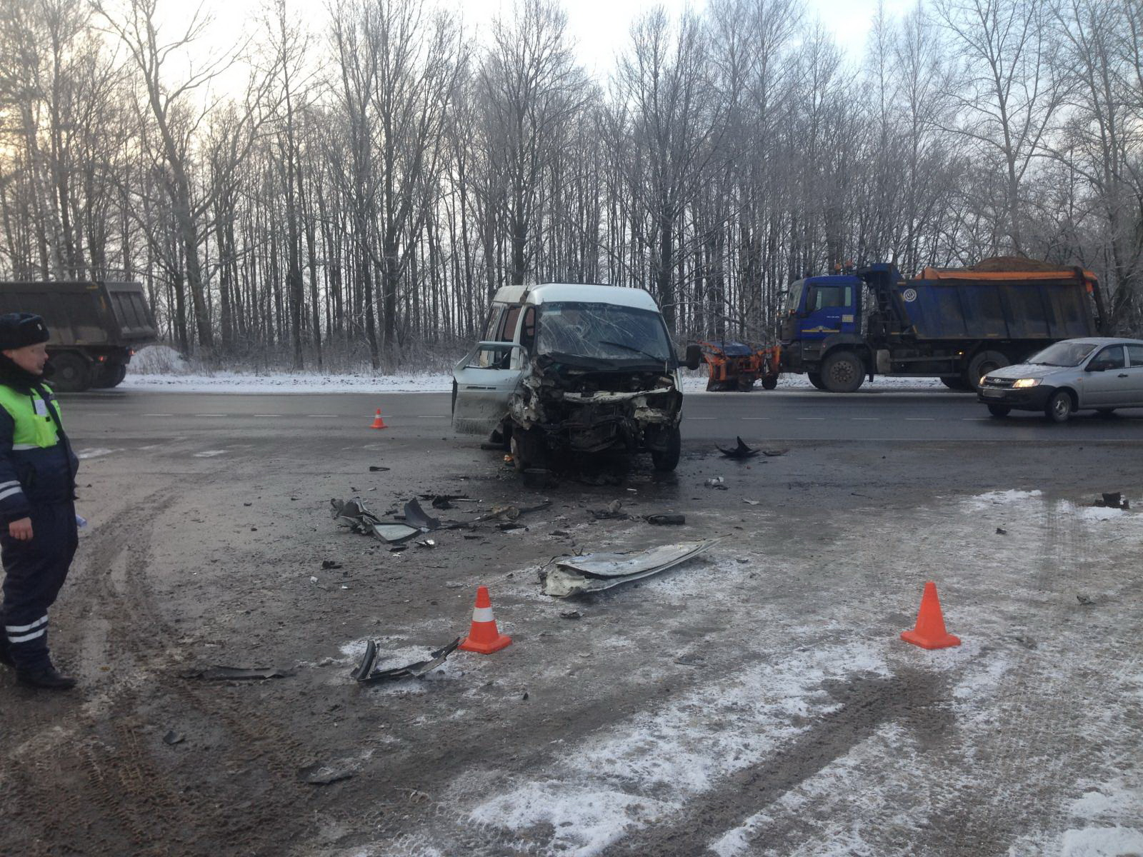 На нижегородской трассе грузовик протаранил микроавтобус: восемь раненых (ФОТО)