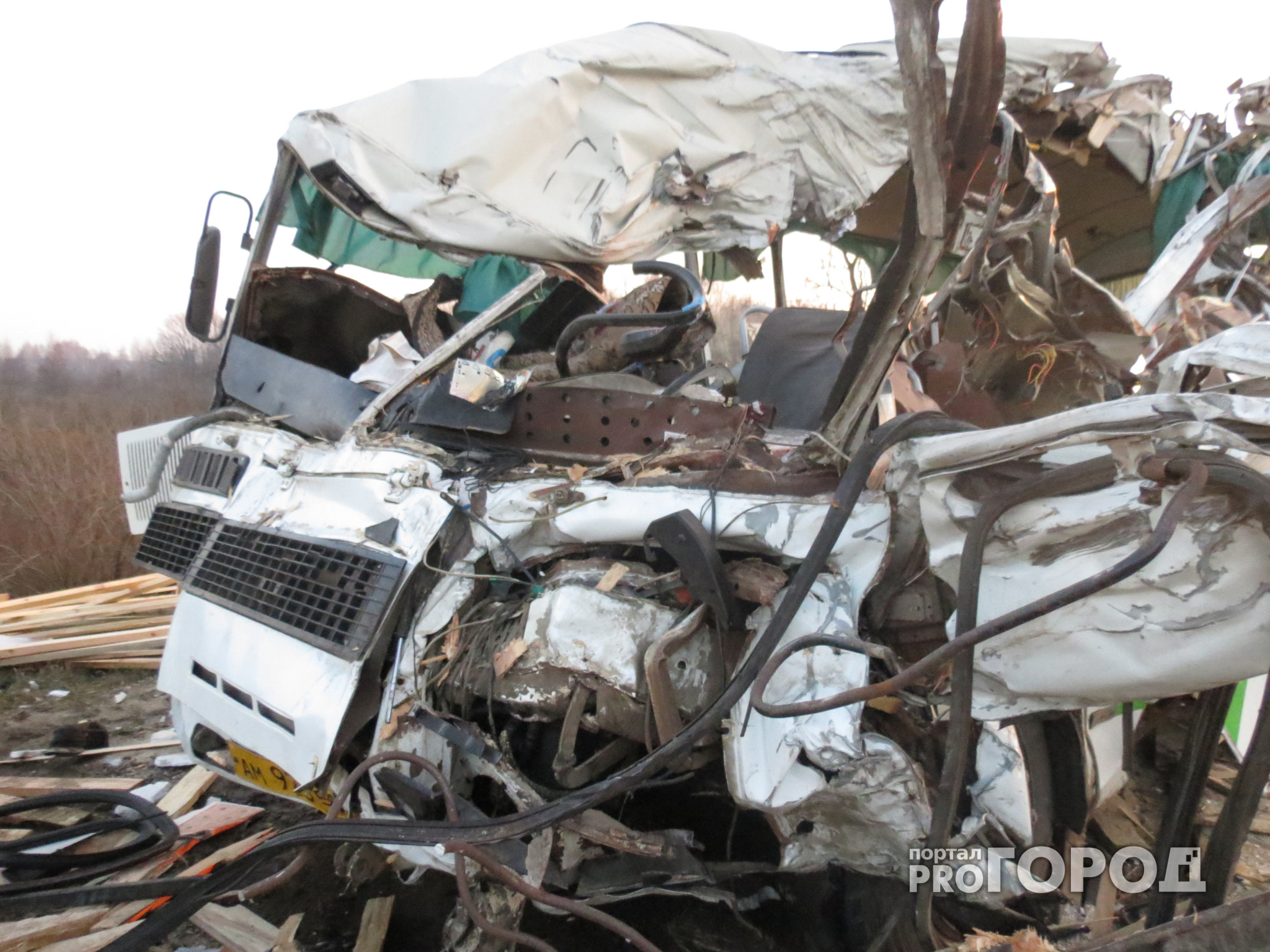 На нижегородской трассе грузовик протаранил автобус: один человек погиб и семь госпитализированы