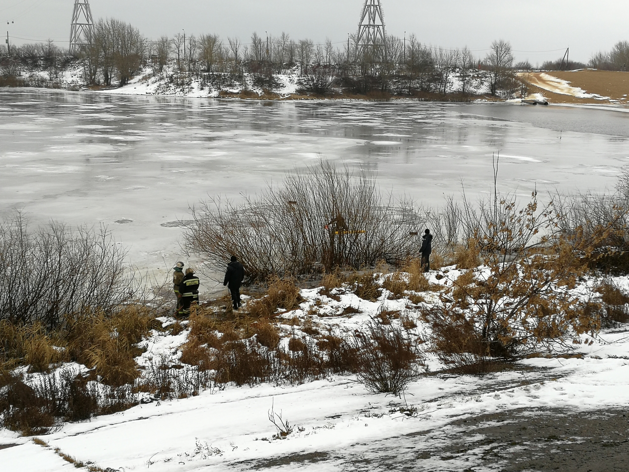 На Гребном канале рыбак провалился под лед (ФОТО)