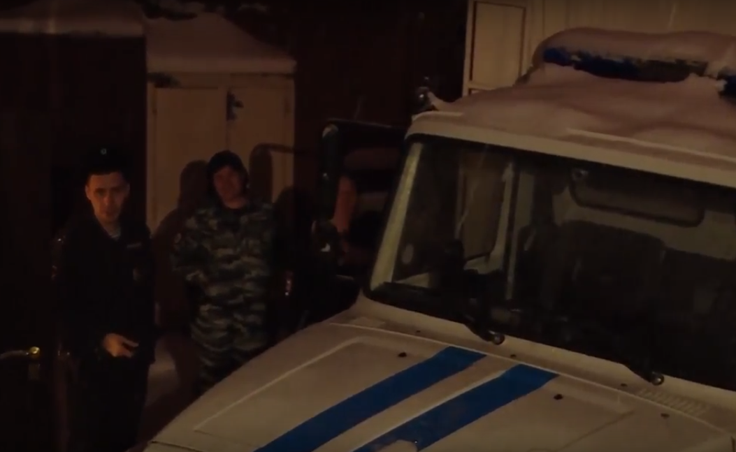 Полицейские обстреляли журналистов снежками, защищая Олега Сорокина (ВИДЕО)