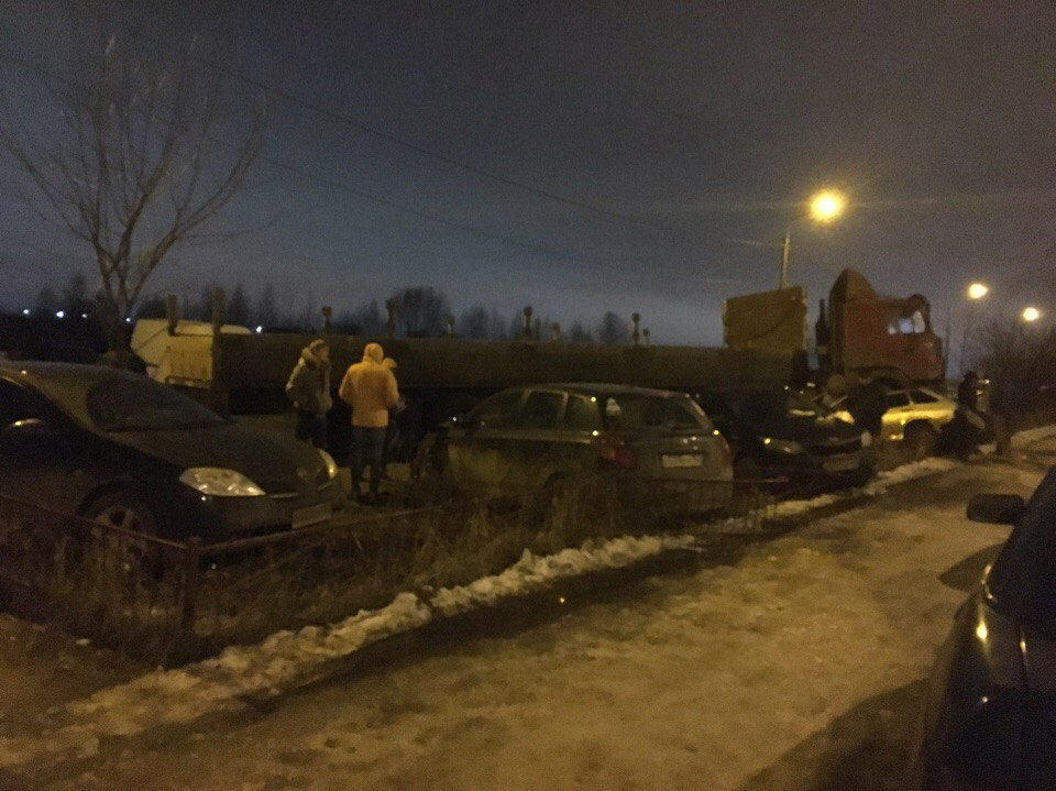 В Нижнем Новгороде фура протаранила девять припаркованных машин (ФОТО)