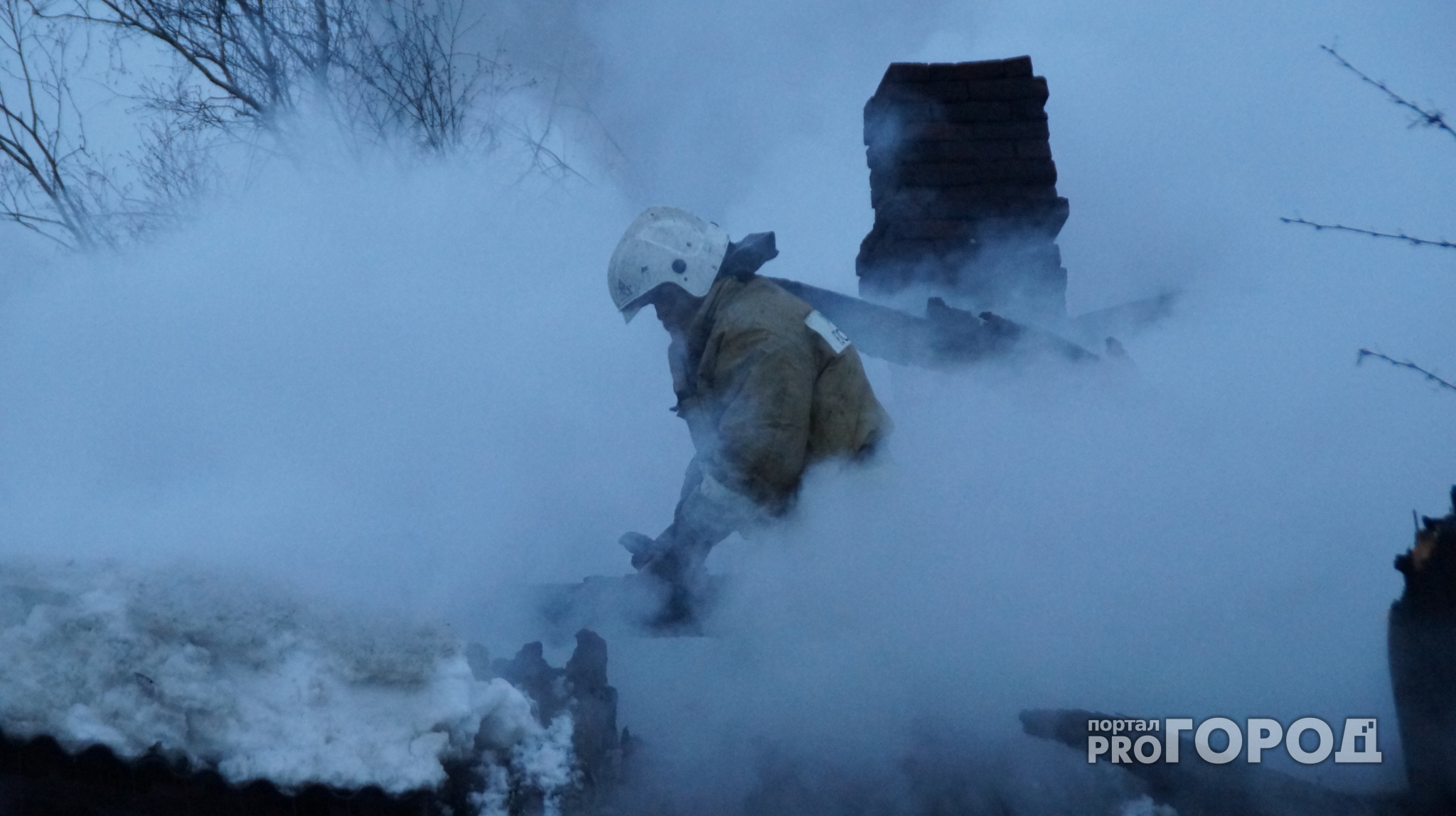 В Нижнем Новгороде пять спасателей тушили горевший автомобиль