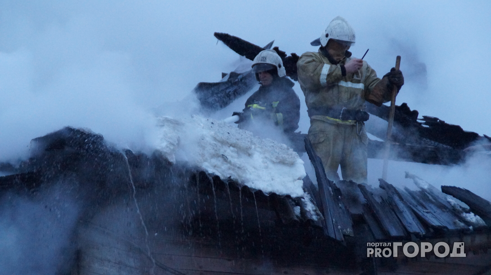 Огонь полностью уничтожил два жилых дома в Нижегородской области