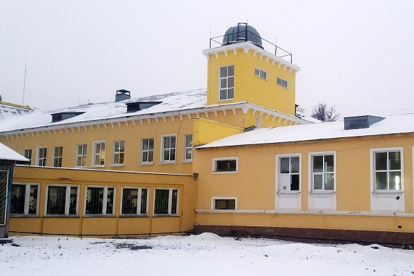 Фасад одной из нижегородских школ отремонтировали наполовину