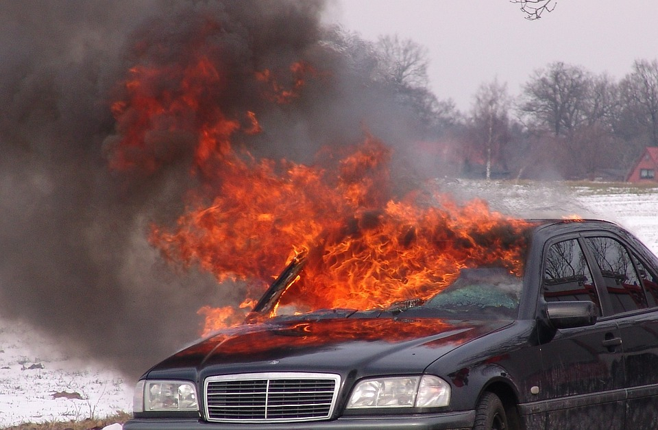 Назад в "лихие 90-е": нижегородскому бизнесмену сожгли машину (ВИДЕО)
