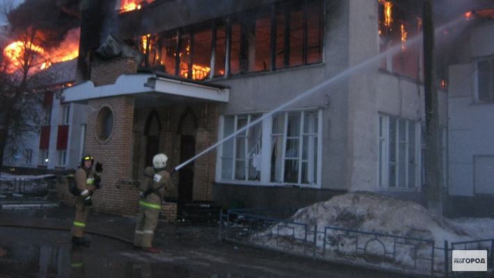 30 человек тушили горящее здание в Нижнем Новгороде