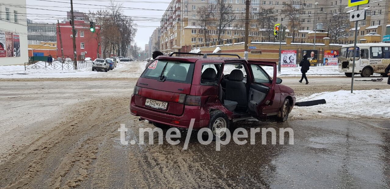 В Нижнем Новгороде девушка выпала из двигавшегося автомобиля (ФОТО, ВИДЕО)