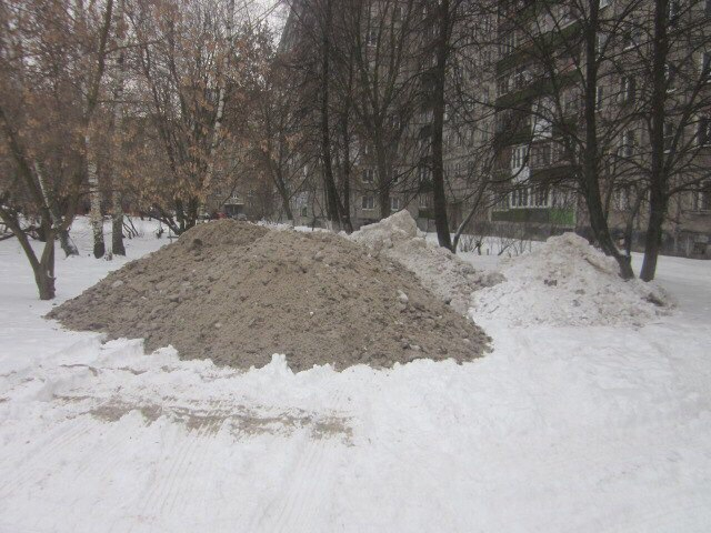 Коммунальщики устроили свалку снега около одного из нижегородских домов (ФОТО, ВИДЕО)