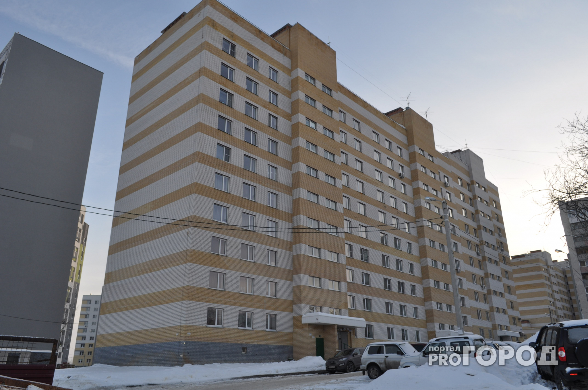 "Он трещал еще при строительстве": жители дома на улице Вятской обвиняют застройщика