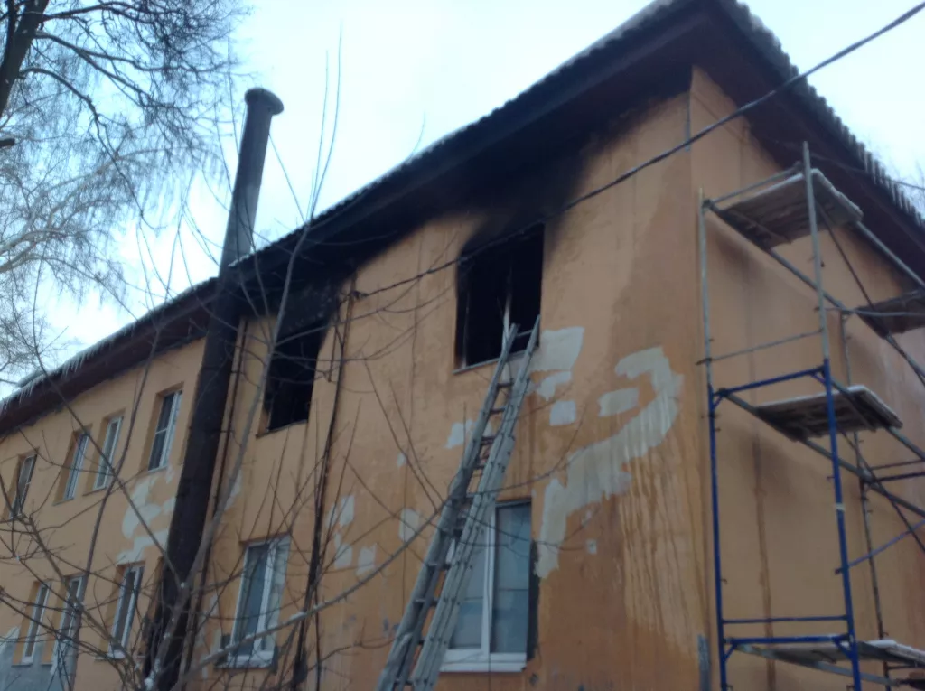 Фото к статье: Отец сгоревших в Афонино детей пришел проститься со своими детьми