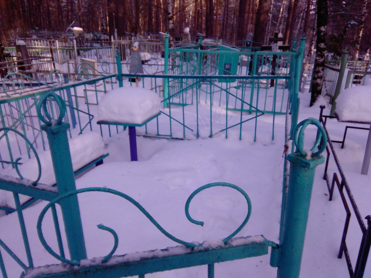 У сироты из Дзержинска украли памятник с могилы ее родителей