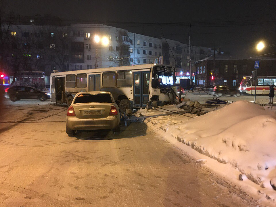 В Нижнем Новгороде произошло ДТП с участием автобуса и инкассаторской машины