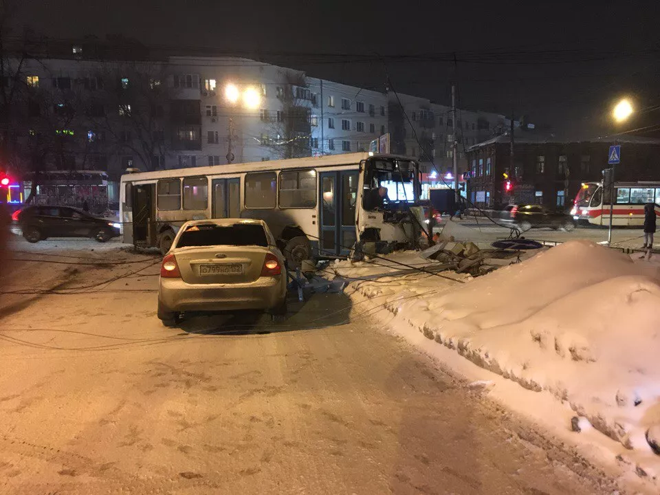 Фото к статье: В Нижнем Новгороде произошло ДТП с участием автобуса и инкассаторской машины
