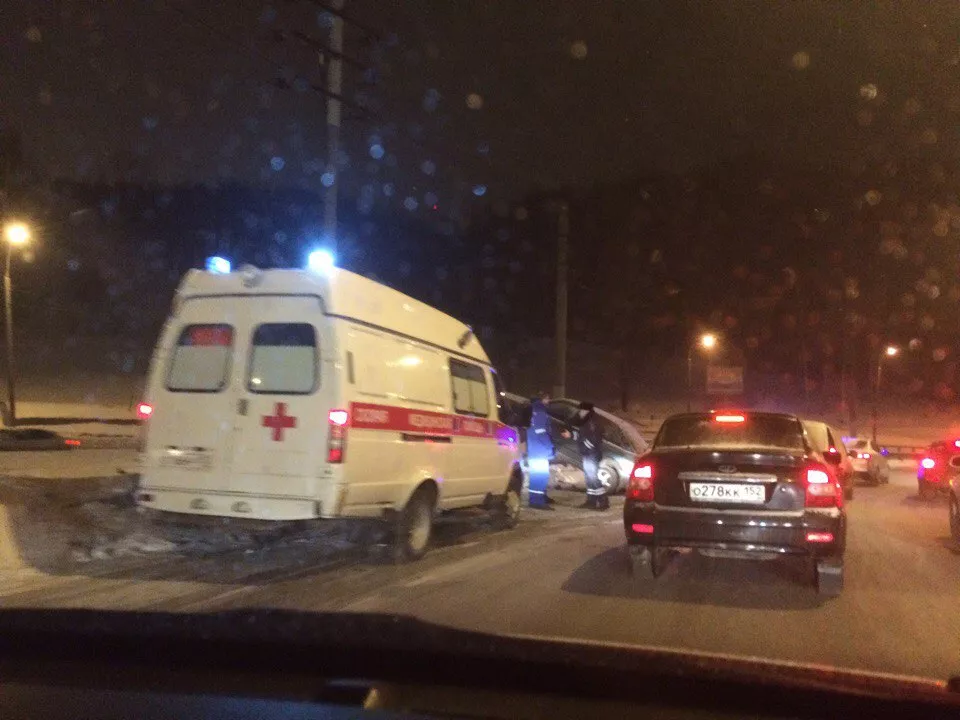 Фото к статье: В Нижнем Новгороде иномарка "оседлала" отбойник (ФОТО, ВИДЕО)