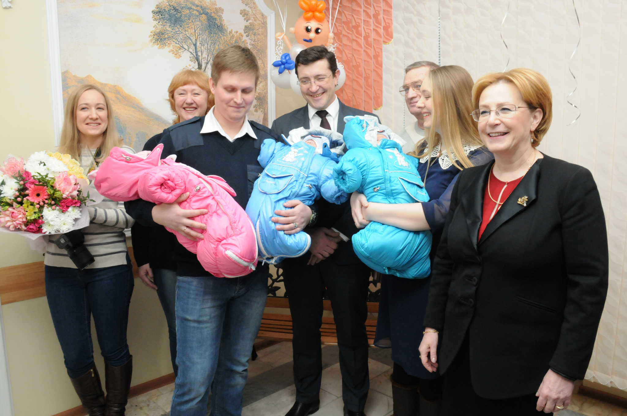 Глеб Никитин и Вероника Скворцова поздравили нижегородскую семью Гришиных с рождением тройни
