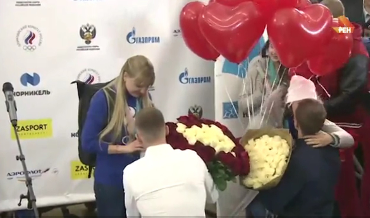 Анастасия Седова получила предложение руки и сердца в аэропорту после возвращения с Олимпиады (ВИДЕО)