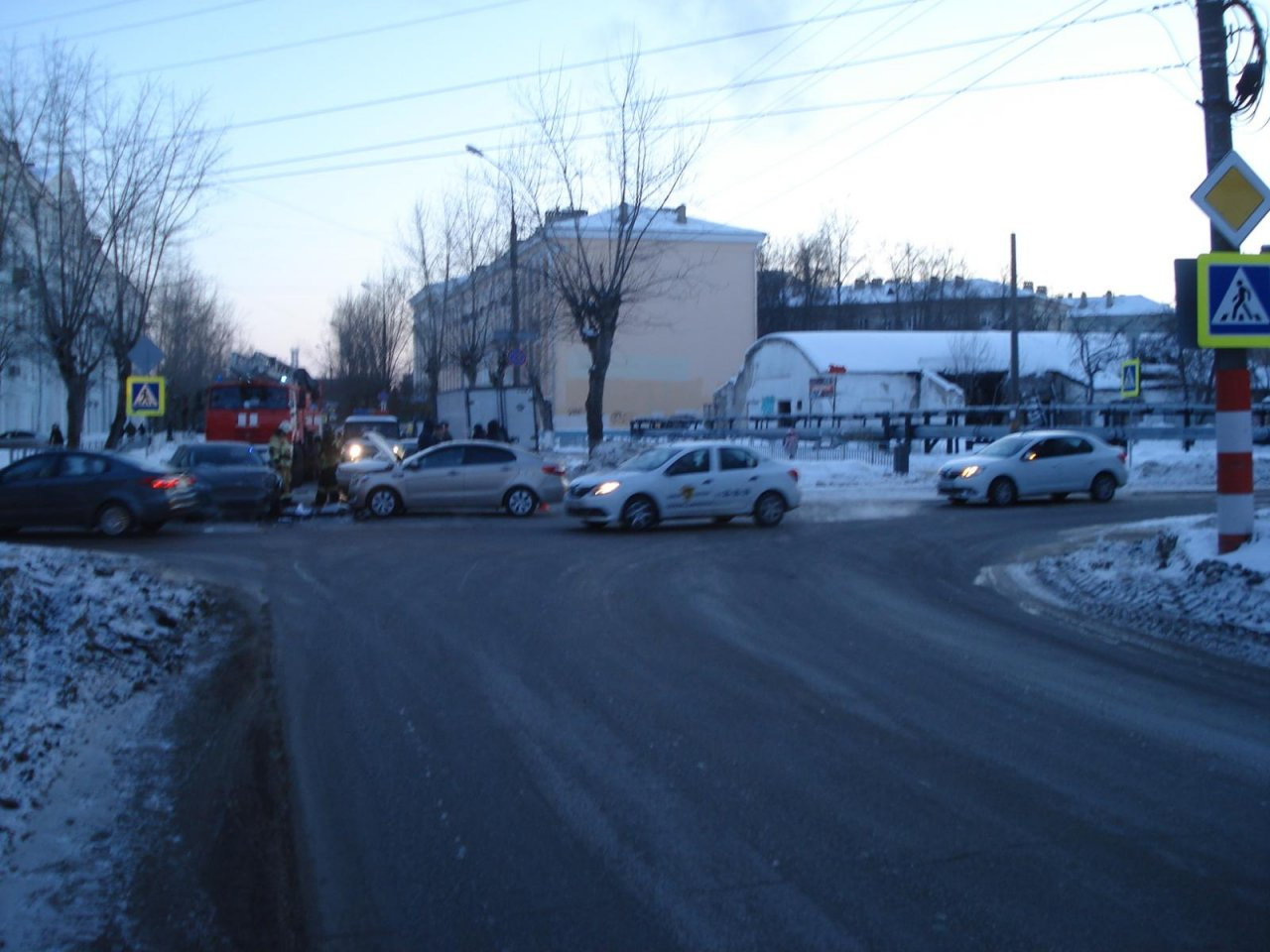 37-летний автолюбитель устроил массовую аварию в Дзержинске (ФОТО)