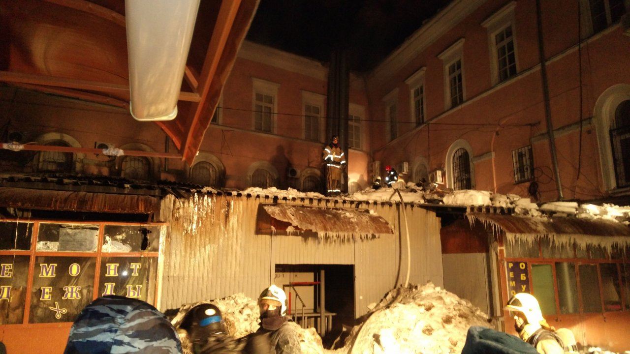 На одном из нижегородских рынков горел торговый павильон (ФОТО)