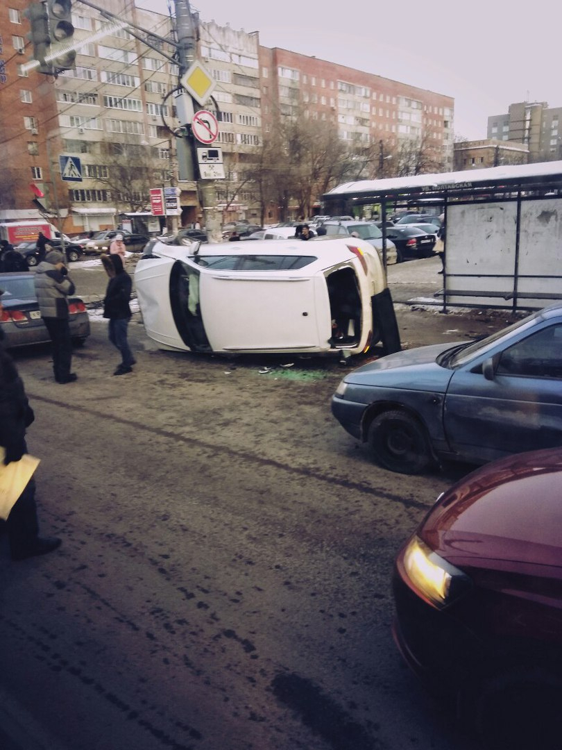В Нижнем Новгороде иномарка перевернулась на бок на автобусной остановке
