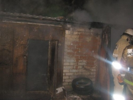 Автосервис и три автомобиля сгорели в Нижегородской области