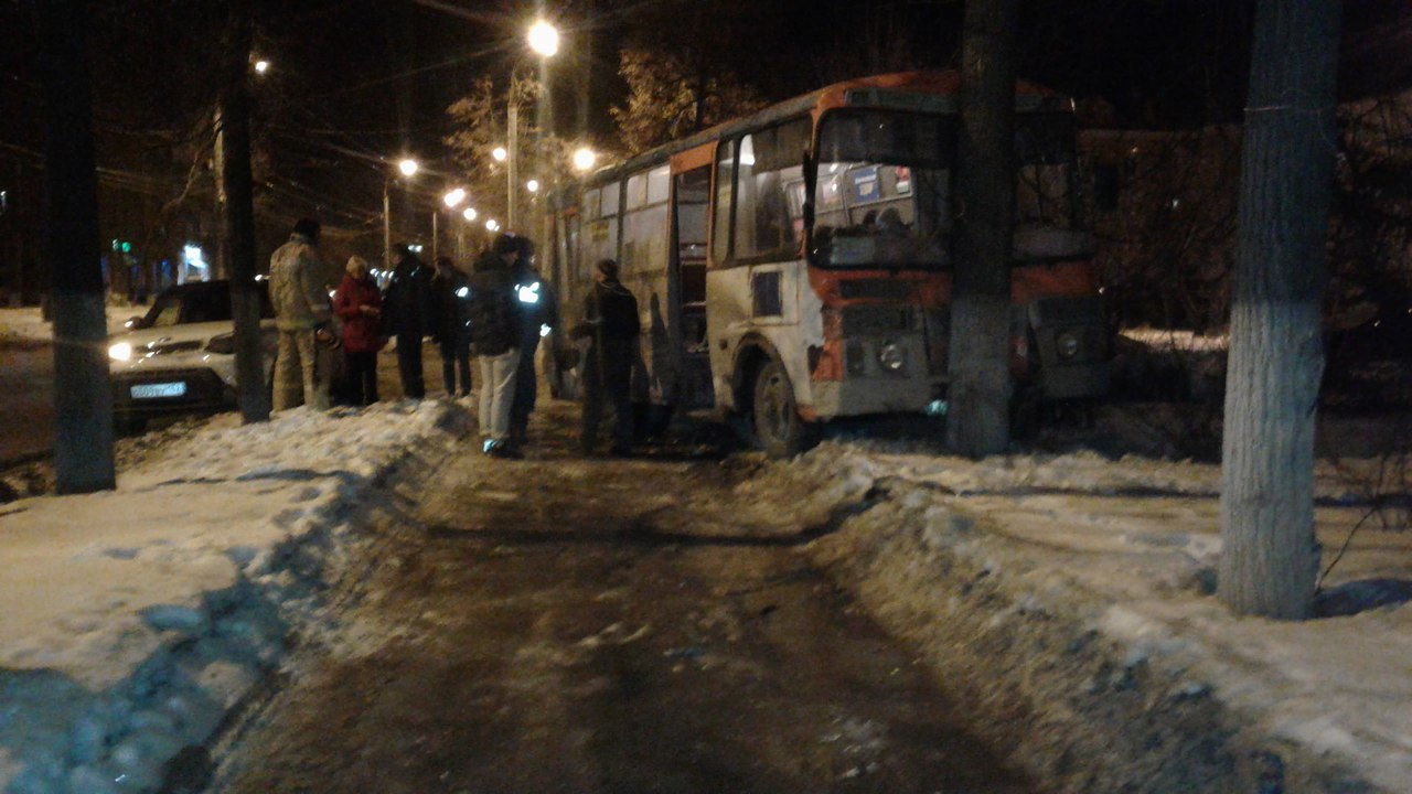 В Нижнем Новгороде маршрутка с пассажирами врезалась в дерево