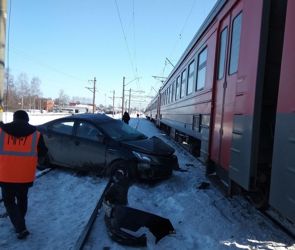 В Нижегородской области водитель легковушки погиб при столкновении с электричкой (ФОТО)