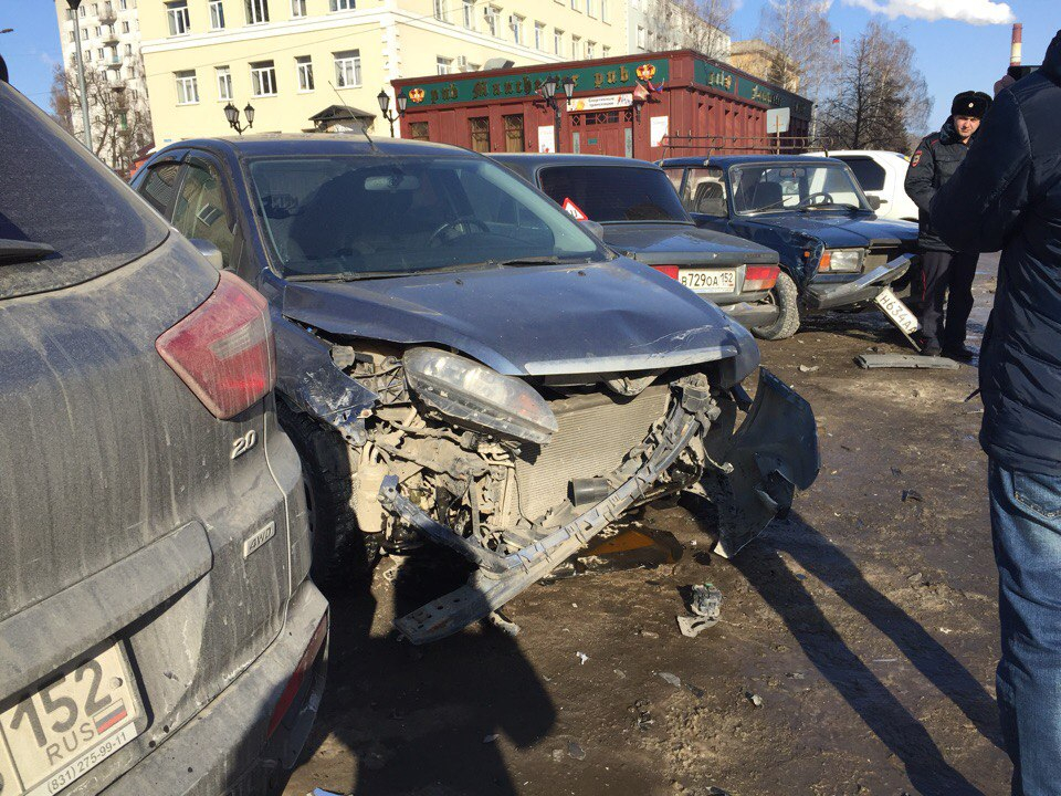 В Нижнем Новгороде автоледи протаранила восемь машин (ФОТО)