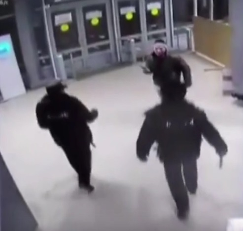 На Московском вокзале пьяный нижегородец угрожал ножом полицейским (ВИДЕО)