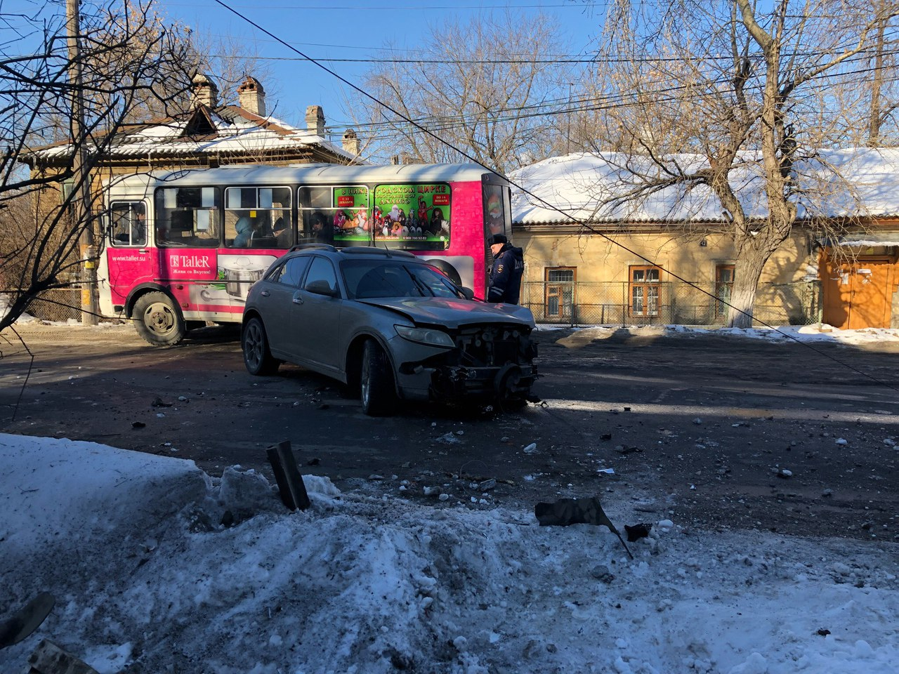 В Нижнем Новгороде автолюбитель протаранил столб (ФОТО)