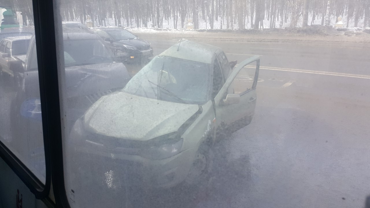 Массовая авария: на проспекте Гагарина столкнулись три автомобиля (ФОТО)