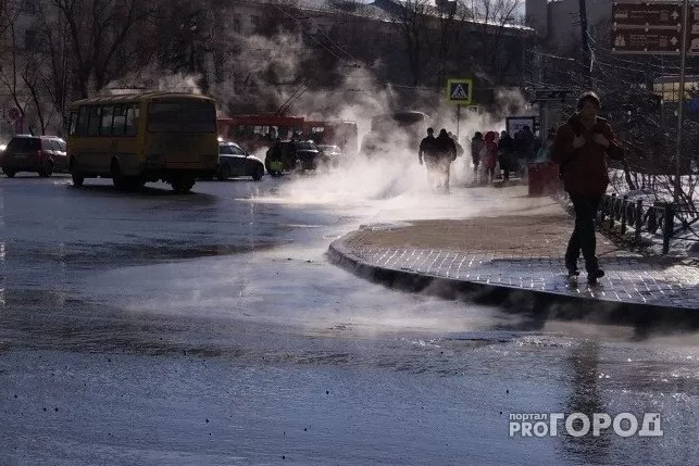 Фото к статье: На площади Свободы из-за лопнувшей трубы из-под земли бьет кипяток