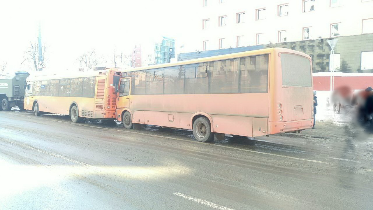 Две маршрутки врезались в два рейсовых автобуса в Нижнем Новгороде