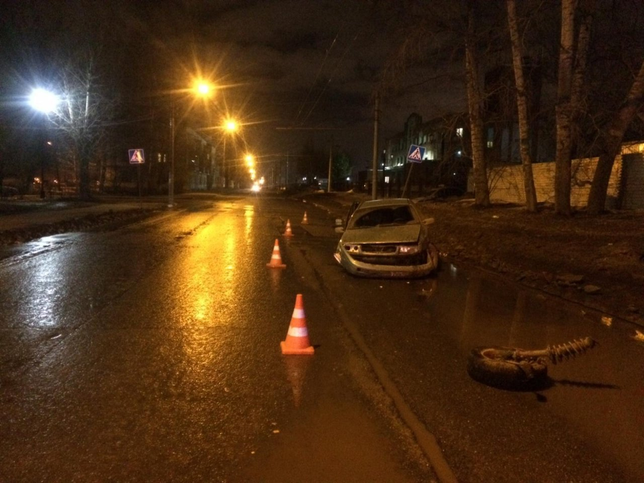 На улице Гороховецкой иномарка врезалась в бетонное ограждение