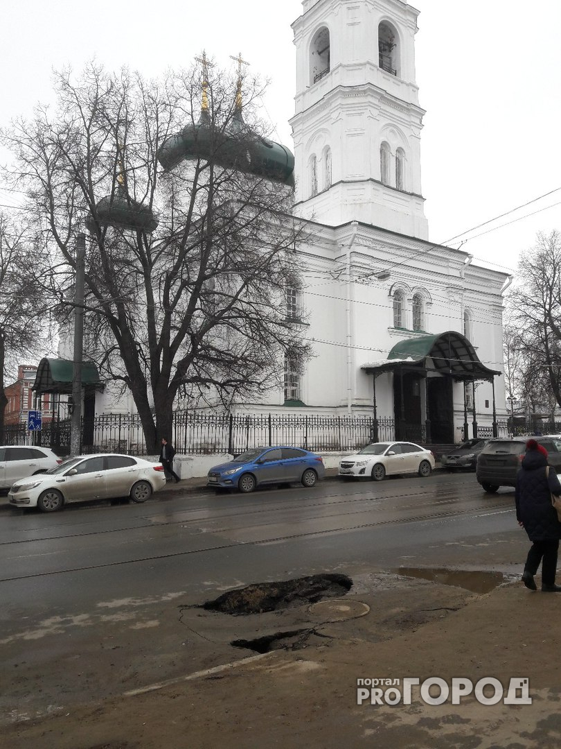 Названа причина провала асфальта на улице Ильинской